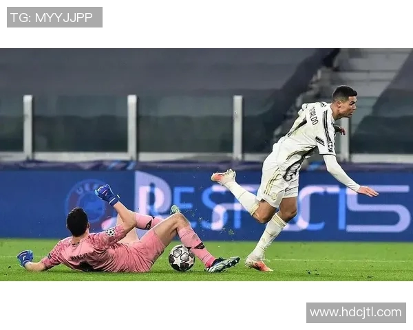 球迷疯狂冲进场内抢C罗球衣引发热议欧冠赛场奇观